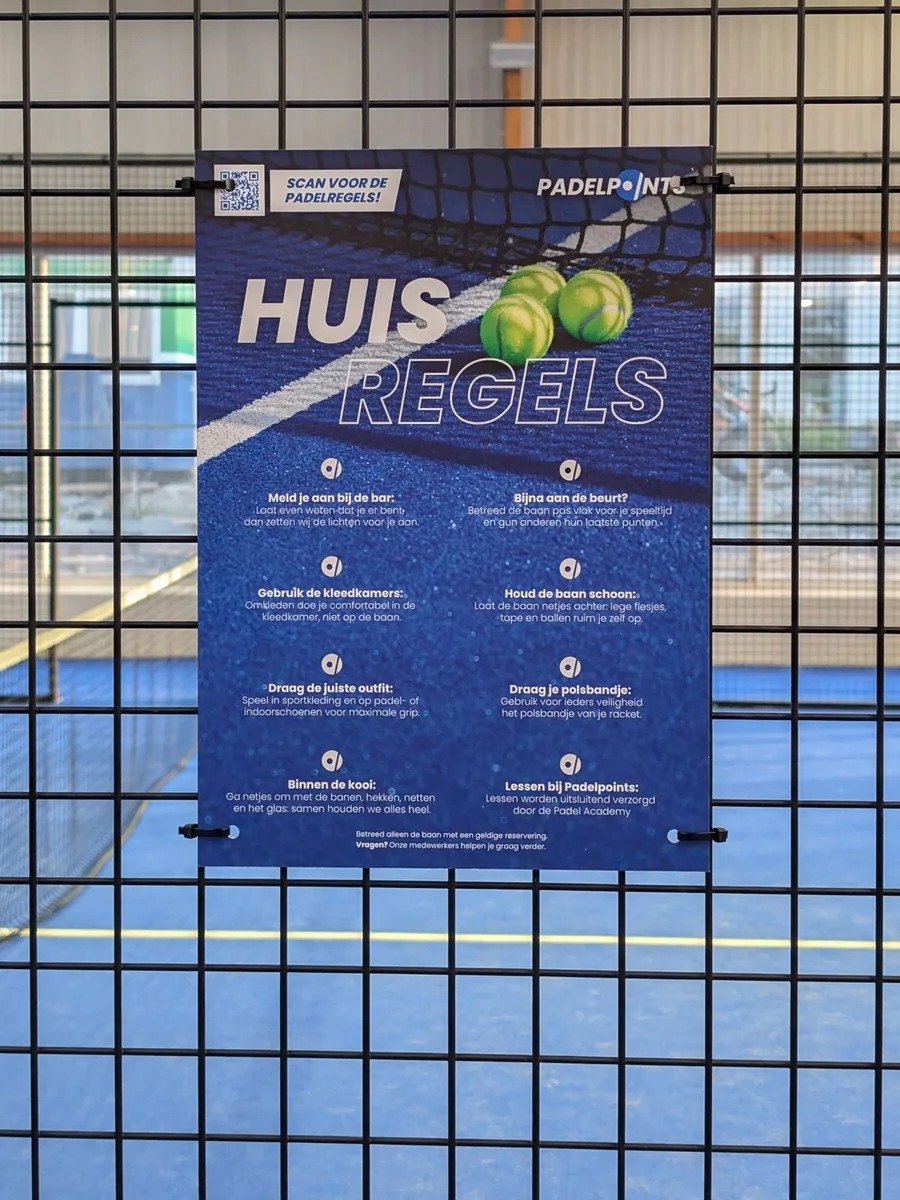 Huisregelbord bij een padelbaan